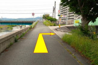 踏切の手前を右折して地下が駐車場（注意：踏切は車両通行禁止）