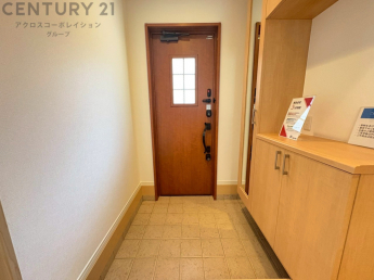 大きな玄関収納付きの玄関です　家族皆様の履物をしっかり収納できます　姿見付きでお出かけ前の身だしなみチェックに便利です