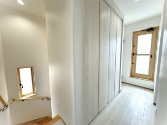 2階ホールはバルコニー用ドアからの採光で気持ちいい♪