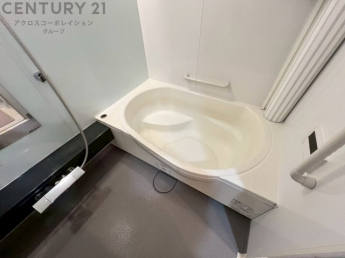 ユニットバスは省スペースでありながら、シンプルな設計と使いやすさを備え、簡便なメンテナンスが可能です。またミラー・小物置き場もあり便利です。