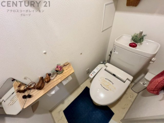 温水洗浄便座付トイレは温水洗浄機能により、暖かい水でおしりを洗浄することができ、冷たい水を使う従来の便座に比べ、温水洗浄機能で暖かいトイレを提供し、快適な使用を可能にします。