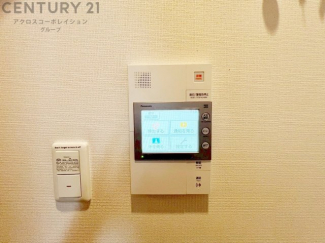 訪問者が来たときにテレビ画面で確認できるため、安心してドアを開けられます。録画機能があるものもあり、留守中に来訪者を記録しておくことができます。利便性が高く、セキュリティ面でも安心です