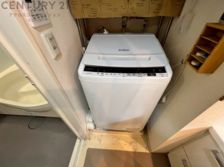 洗濯物の仕分け作業がしやすく、整理整頓が容易になります。洗濯音や湿気を他の部屋に持ち込まず、生活環境を快適に保ちます。上部を活用すれば収納スペースを確保でき洗剤や洗濯用品の整理もしやすくなります。
