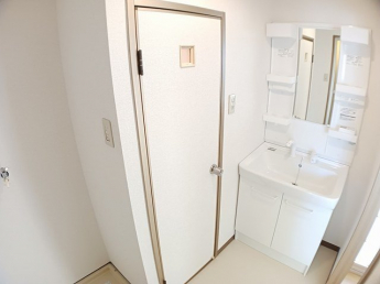 明るい洗面所です