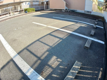 駐車場があるので、車を買う予定の方も安心です