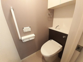 落ち着いた色調のトイレです