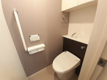 落ち着いた色調のトイレです