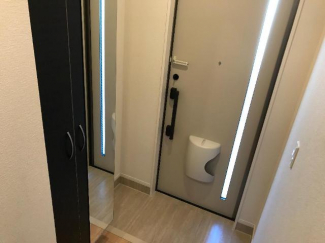 大きな下駄箱には姿見付き