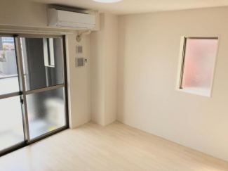 側面にも窓があり明るい室内