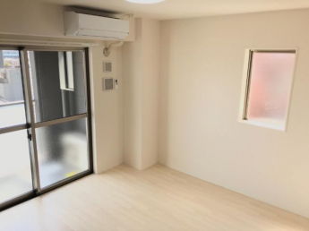 側面にも窓があり明るい室内