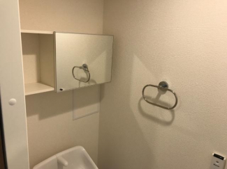 トイレ上部には収納もあり