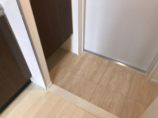良く履くサンダルなどは下駄箱下に置けます