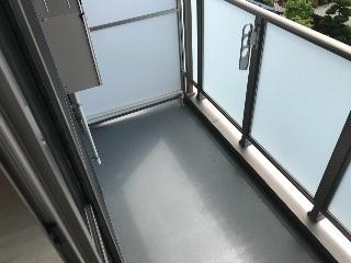 南向きで日も当たりやすいベランダ