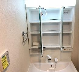 ３面鏡でスッキリ収納