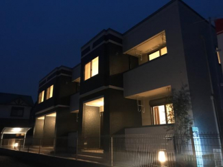 外観写真（夜）