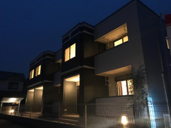 外観写真（夜）