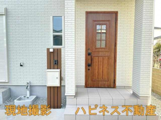 玄関横に立水栓有。（車の洗車ができます）