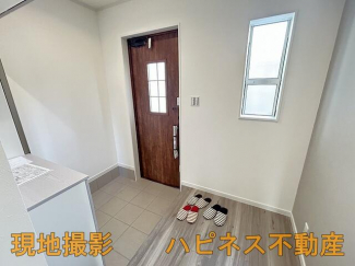 広い玄関とホール。