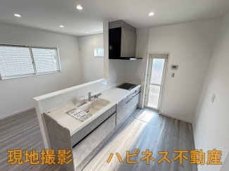吊戸棚のない明るいキッチン内。床下収納庫有。