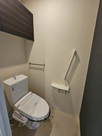 収納棚もあるトイレ。もちろんシャワートイレです
