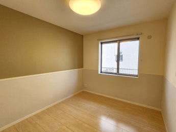 こちらのお部屋はかわいらしい雰囲気