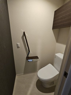 落ち着いた雰囲気のトイレです。収納棚もあって便利♪