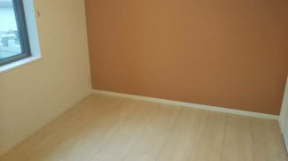 暖かな色合いのアクセントクロスのお部屋になっています。