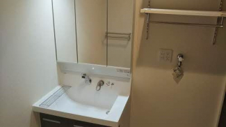 三面鏡シャワー付き洗面台です。室内洗濯機置き場には可動式の棚もあるのでべんりです♪