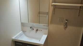 三面鏡シャワー付き洗面台です。室内洗濯機置き場には可動式の棚もあるのでべんりです♪