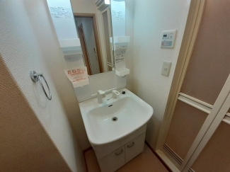 明るい洗面所です