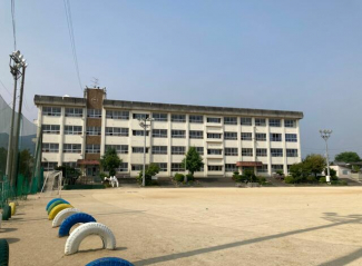 西条市立氷見小学校まで674m