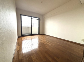 ６帖大  明るい洋室1　バルコニーに面しています。