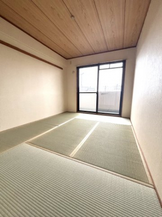 6帖大の和室　バルコニーに面しています。