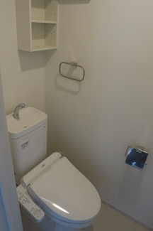 落ち着いた色調のトイレです