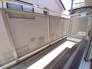 暖かな日差しのふりそそぐバルコニー