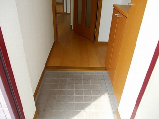 収納もある玄関です