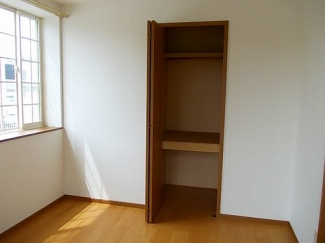 明るい色調の室内です