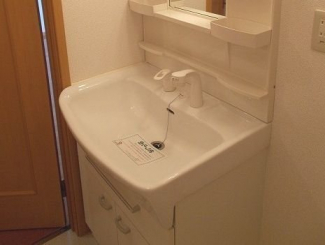 ゆったりとスペースのある洗面所