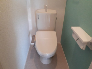 落ち着いた色調のトイレです