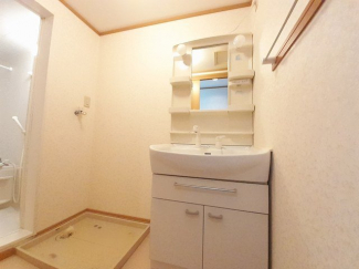 明るい洗面所です