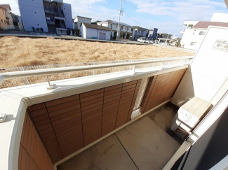 暖かな日差しのふりそそぐバルコニー