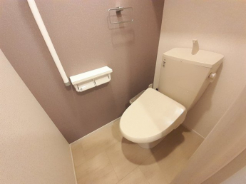 落ち着いた色調のトイレです