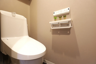 落ち着いた色調のトイレです