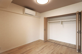 落ち着いた色調の洋室です　4.9帖