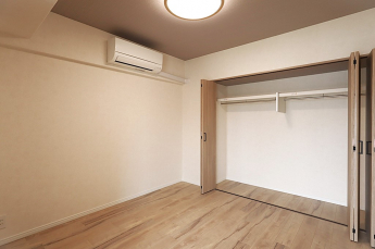 落ち着いた色調の洋室です　4.9帖