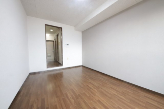 落ち着いて過ごせるお部屋なので、寝室にいかがでしょうか