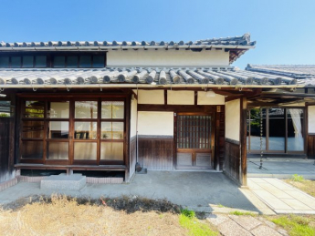 収納もある玄関です