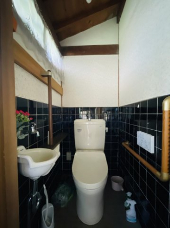 落ち着いた色調のトイレです