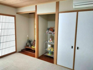 1F6帖の和室です。押入れが付いております。