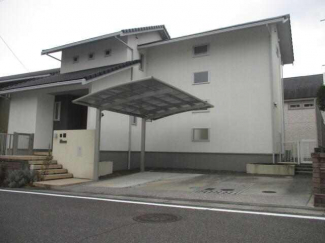 切妻屋根の水平ラインが美しい外観です